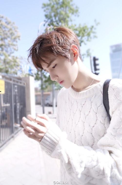 彦希的生活照,光影交织的日常魅力